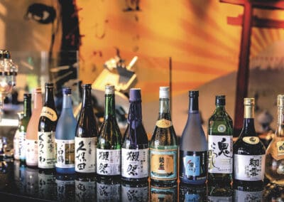 „Auf einen Sake!“ Auf den Spuren eines vielseiÂtigen BierverÂwandten – irrtümÂliÂcherÂweise wird Sake im Westen „Reiswein“ genannt.