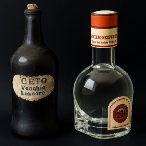 Links: Die Aceto Vecchi von 1912 enthält noch Balsamico aus jener alten Zeit. Rechts: Die von Fiorgio Giugiare entworfene Flasche für den Tradizionale