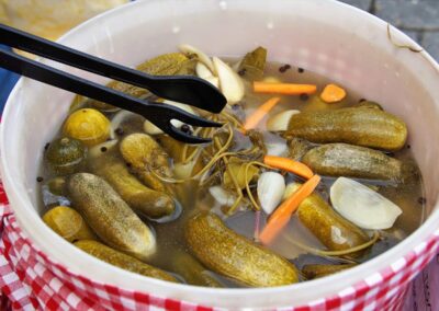 Die Gurke: vielfach geschmäht, dabei küchen­po­li­tisch ziemlich omnipotent. Unser Rezept: Schmor­gur­ken­ragout mit Krebsen