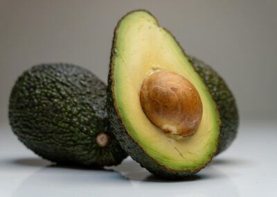 AVOCADO: beliebte und delikate Frucht vom Baum